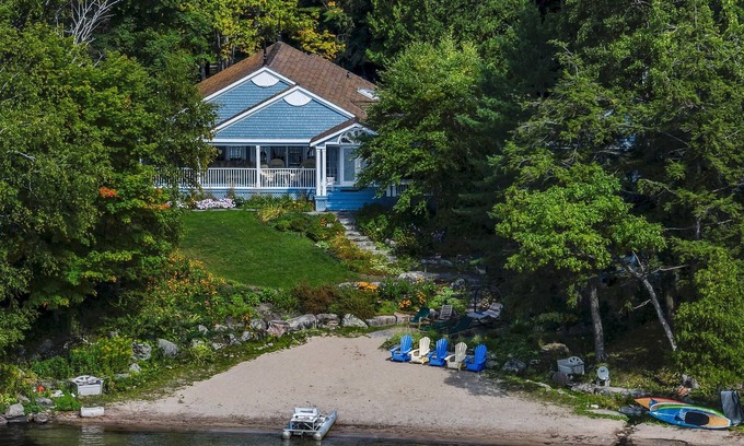 Muskoka Lakes Cabaña | ¡1300' de fachada ultra privada! 3hab 2baño! ¡Cascada! ¡Pista de tenis!