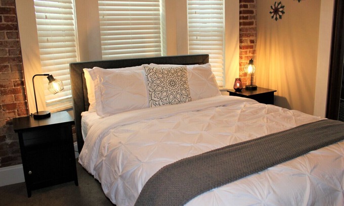 Vine Apartamento | 131 Cedar 2 · Chic 2BR Urban Retreat | Downtown Kalamazoo