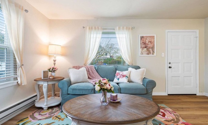 Lakewood Casa | Cozy Country Cottage ~ Fire Pit