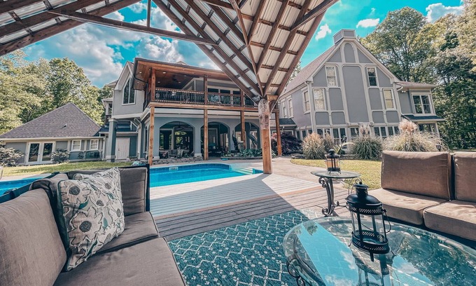 McDonald Casa | 14,000 sq foot Private Mansion