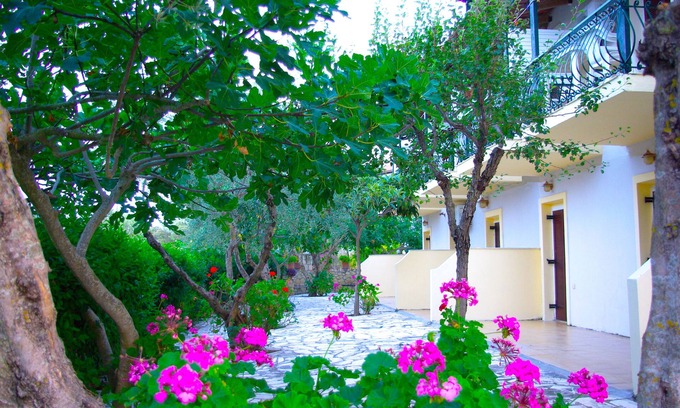 Neromilos Hotel | Apartamentos a 150m. Desde el mar y 2 acres de jardín– (36 a 44 personas, edificio completo)