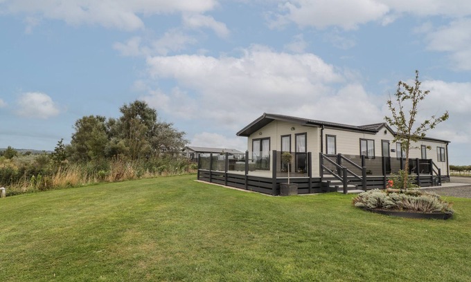 Burnham-on-Sea Cabaña | 14 FAIRWAYS, family friendly, with pool in Burnham-On-Sea