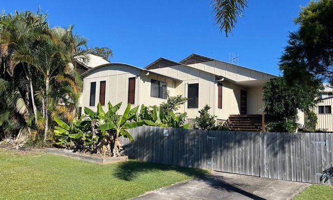 Rainbow Beach Casa | 14 Manooka Drive - Rainbow Beach. Stylish beach house.