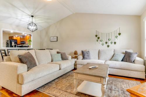 Greenwood Casa | 14 Mi to Dtwn Indy Family Gem with Yard