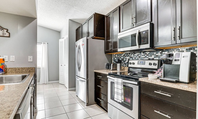 Seffner Community Alliance Cabaña | 14 Mi to Dwtn Tampa Bay: Brandon Home w/ Fire Pit!