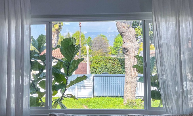 North Central Casa | 14-Min Walk to Rose Bowl-Centrally located-Safe