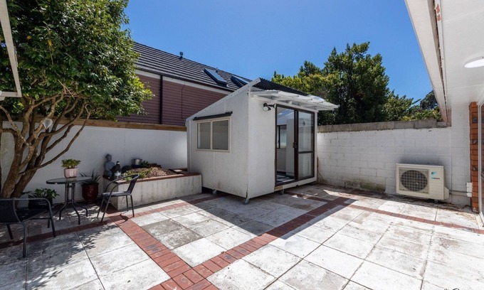 Lower Hutt Casa | 14 Minutes to the ferry! Five bedrooms with a yard, an office room, and more!
