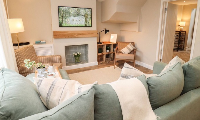 Cheltenham Cabaña | 14 NORTHFIELD PASSAGE, family friendly, with a garden in Cheltenham