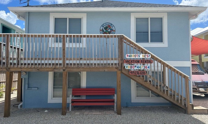 Fort Myers Beach Casa | 140 Primo Waterfront House, Htd Pool, Dock, Walk To Times Square Opcional 3 recámaras