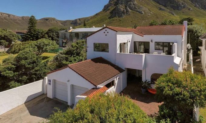 Voelklip Casa | 142 on 10th | Relaxed Family Living Steps from Voëlklip Beach