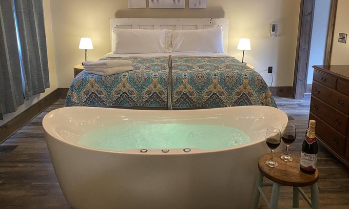 Canton Casa | 144 Our apartment in Canton restaurants 20 min Asheville, WiFi, Whirlpool Tub