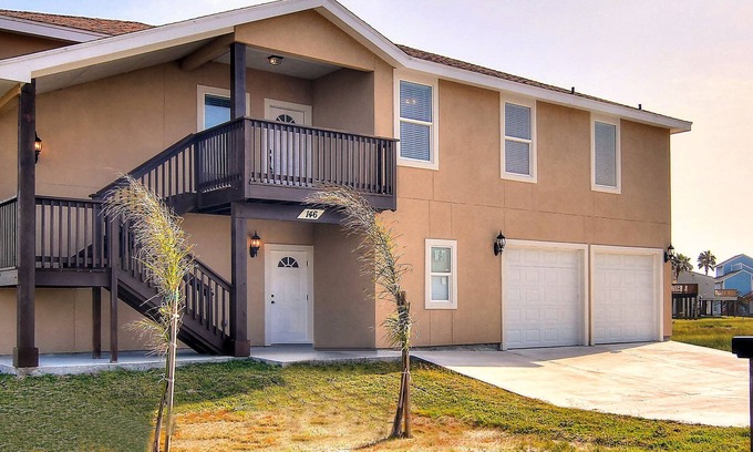 Port Aransas Casa | 146 Beachview Drive Downstairs Bved146 3 Bedroom Home by RedAwning