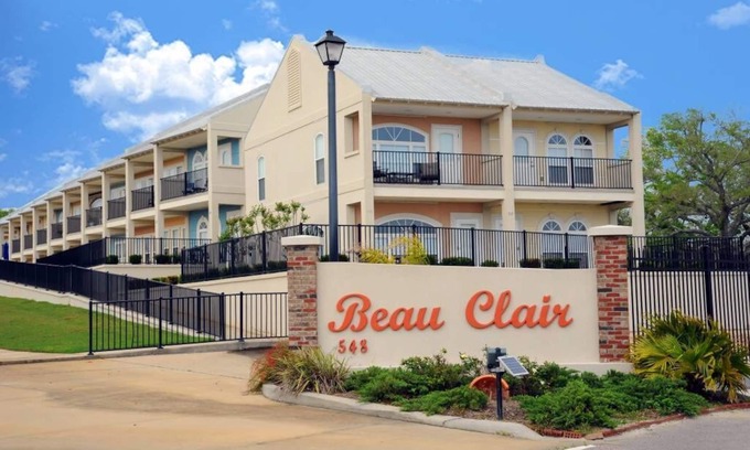 Long Beach Condominio | 146 Beau Clair - Beachside Townhome with Pool in Long Beach