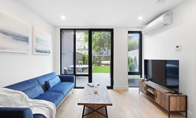 Greenpoint Condominio | 149BK-101 New construction 2BR Private garden W-D