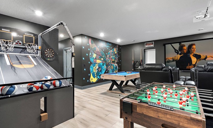 West Seventh Casa | 14guests, gameroom, theatre, sauna in the center of twin cities