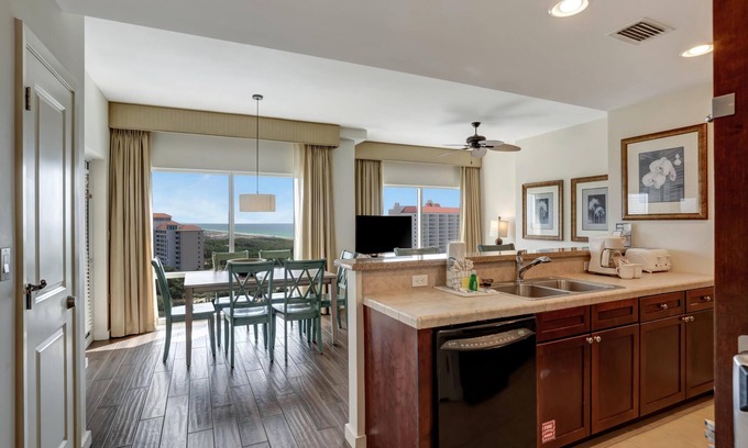 Four Mile Village Condominio | 14th Floor Spectacular Views: 2 Bedroom, 2 King Beds, Sleeper Sofa, and Full Kitchen at Sandestin Golf and Beach Resort!