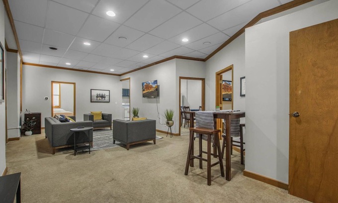 Mishawaka Apartamento | 15 Min from Campus! Large 4BR Perfect for Groups!