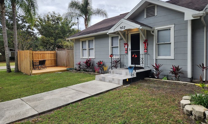 North Forest Hills Casa | 15 Min to Downtown Tampa. All guest must be 25 years old. Only 2 guests
