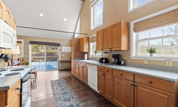 Lookout Valley Neighborhood Association Casa | 15 Mins to Chattanooga - Peaceful Farm Pool House