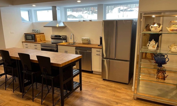 Chelsea Apartamento | 15 mins to DT Ottawa in Chelsea. Minutes to Nordik
