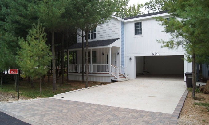 Village of Bloomfield Casa | 15 Mins to Lake Geneva 3+ Family Capacity