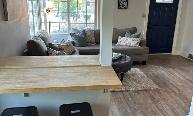 Joaquin Casa | 15 Minute walk to BYU!! Updated 2 Bed 1 Bath home with all you need.