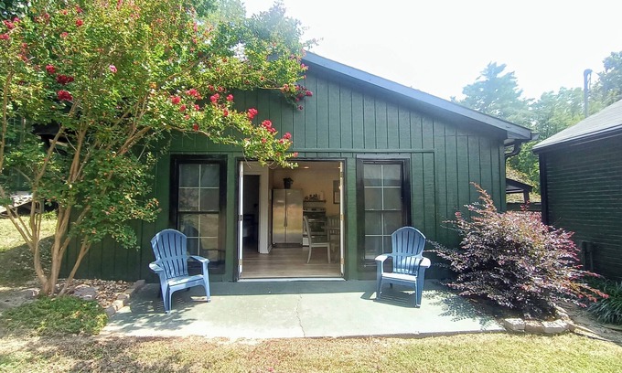 McMurray Cabaña | 15 minutes from the Nashville scene; enjoy our quiet suite for 2 or group of 4!