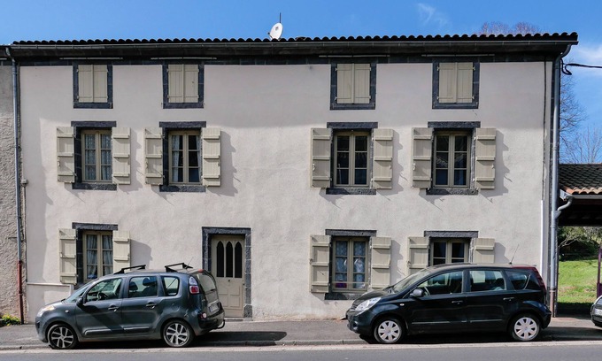 Pontgibaud Casa | 15 minutes from Vulcania, large family house with garden, Gîte Côté Jardin