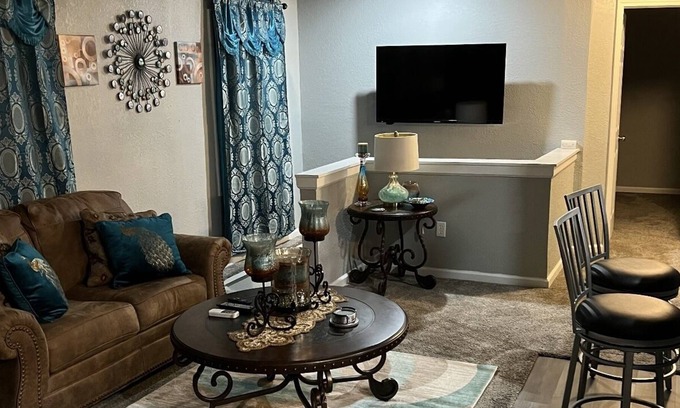 Kansas City Casa | 15 Minutes to Downtown KC - Modern 3 Bedroom Home