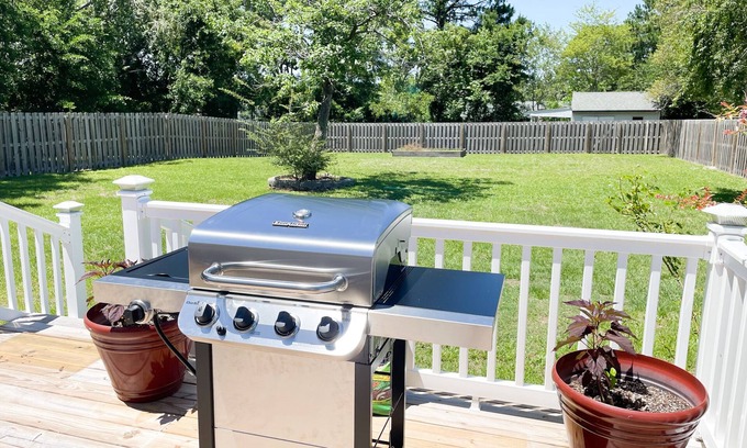 Hubert Casa | 15 Minutes to Emerald Isle & 9 minutes to Hubert Gate this remodeled home awaits