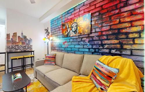 Hoboken Apartamento | 15 Minutes to NYC - A Fun & Colorful Getaway