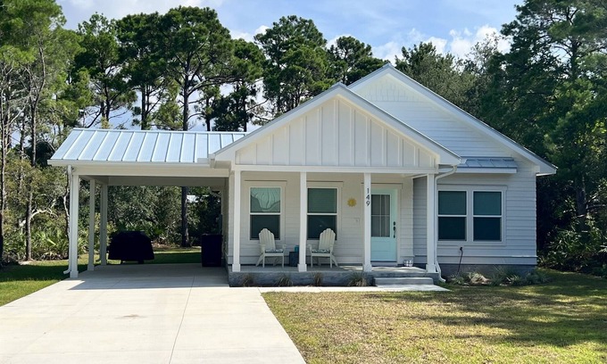 Magnolia Bluffs Casa | Sea Breeze- Short drive to the beach or shopping