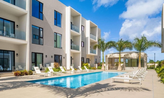 Grace Bay Apartamento | Poolside Condo, Grace Bay Ocean Views! Z102