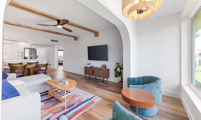 Crescent Beach Condominio | Coastal Condo Retreat - Beach, Pool, Pickleball