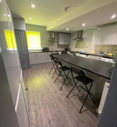 Skegby Casa | 15 on Hill Crescent, 6 en-suite bedrooms, Sleeps 12