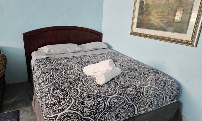 Arecibo Pueblo Apartamento | 15 or More Stays- 6 BR Beach Vibes Home in Arecibo