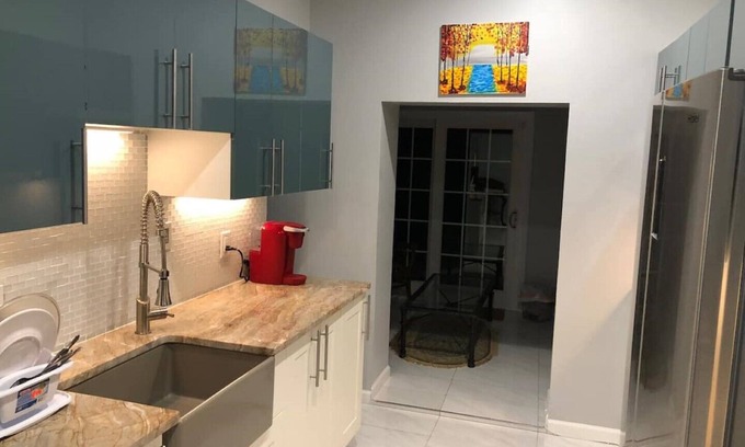 Spruce Hill Casa | 15 Under 1 Roof. Luxury. University City. Friends & Family Gatherings.