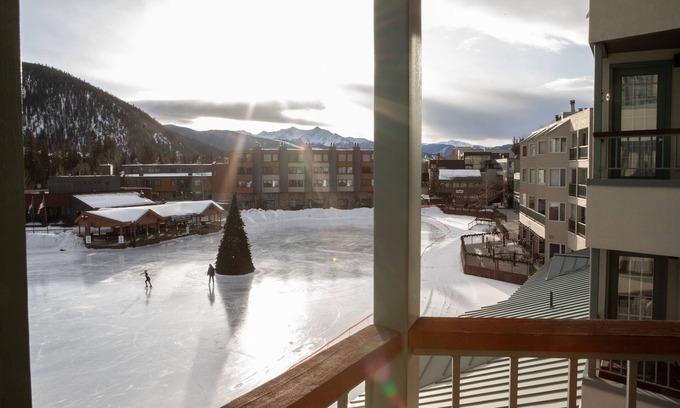 Lakeside Village Condominio | 1538 Lakeshore 1 Bedroom Condo by RedAwning