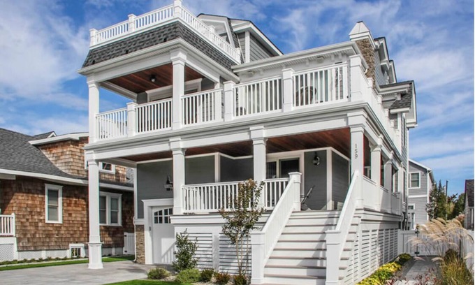 Avalon Casa | 159 26th Street - Spacious home in the heart of Avalon, two blocks to beach.
