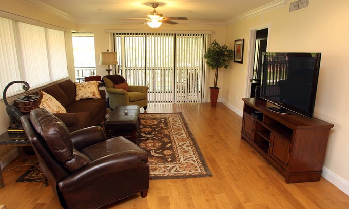 Hunt Club Villa | 159 villa Kerrie st.