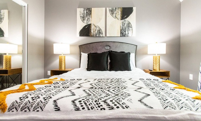 University Heights Apartamento | 15min->Beach*Walk to Cafes*Full Kitchen- W/D