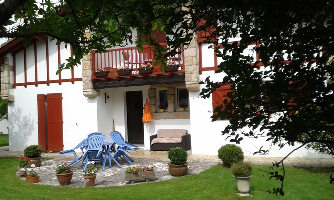 Ciboure Apartamento | 15 minutos a pie de la playa: Apartamento en villa vasca con parking y jardín