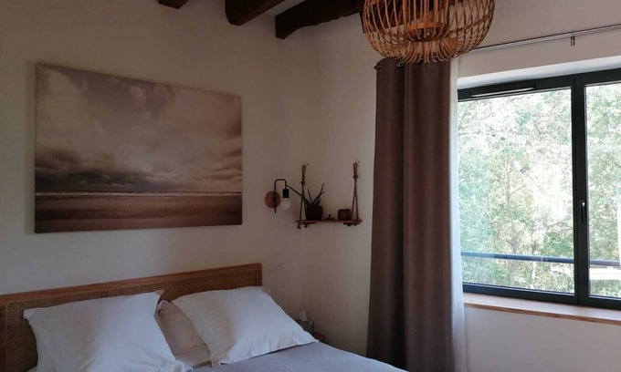 Murs-Erigne Cama Y Desayuno | 15mn from Angers center - 28m² cottage - in the heart of nature, pond view.