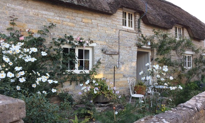Dundon Cabaña | 15th century 3 bedroom cottage & delightful garden