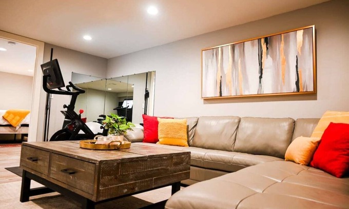Lincoln Casa | 16 Guests|Adjacent Residences|Hot Tub/Ping Pong