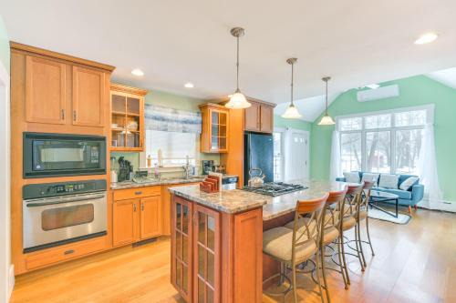 South Weymouth Casa | 16 Mi to Boston Home with Deck in Weymouth