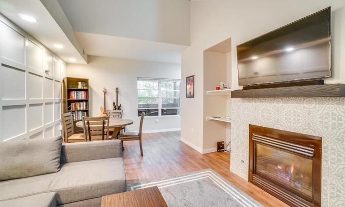 Aurora Casa | 16 Mi to DIA Townhome with Fireplace in Aurora