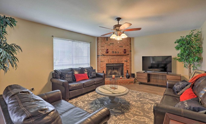 Cedar Hill Casa | 16 Mi to Dtwn Dallas: Spacious Home w/ Yard!