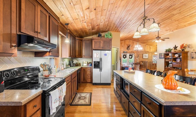 Reliance Cabina | 16 Person sewing/craft retreat near Hiwassee River