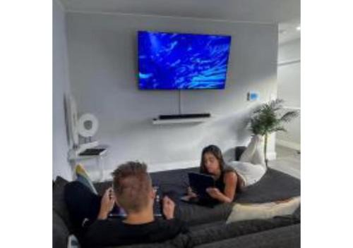 East Little Havana Apartamento | 16 PPL - 5 min to Brickell - Bars - Nightlife - King Bed - Hot Tub